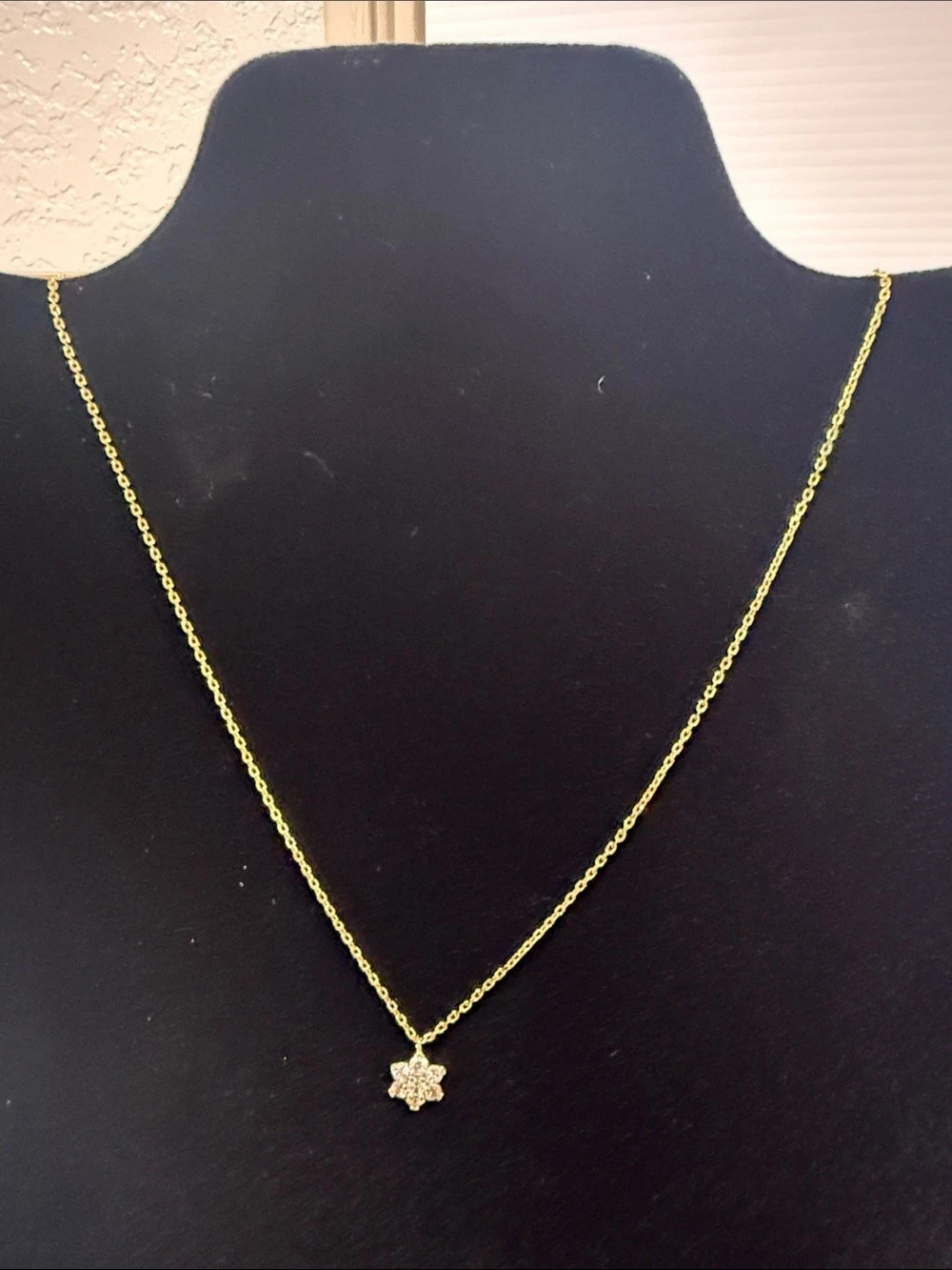 Kate Spade Floral Pendant Necklace in Gold Like New